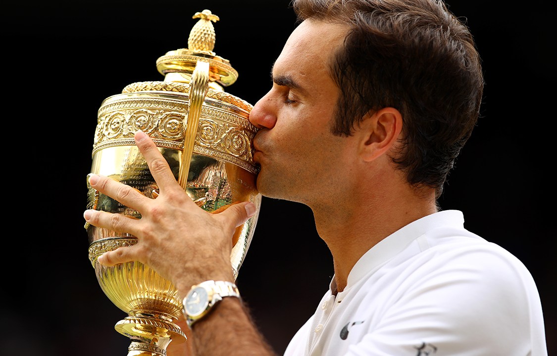 Suiço Roger Federer comemora vitória na final do torneio de Wimbledon após derrotar o croata Marin Cilic, em Londres