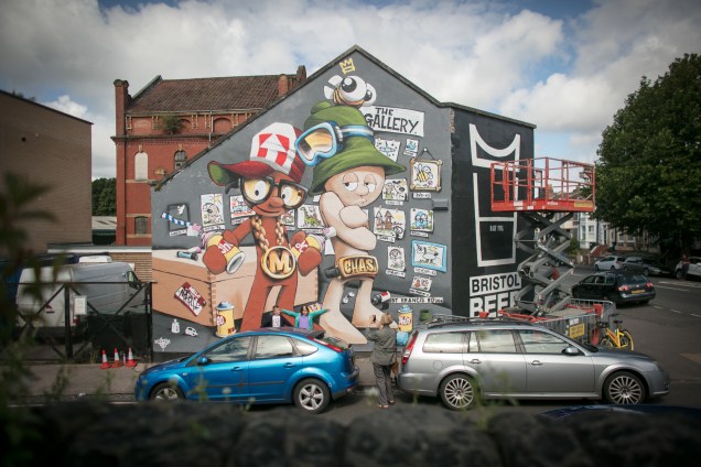 Mural do artista britânico Cheo na parede de um edifício durante o festival Upfest em Bristol, na Inglaterra