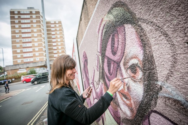 A artista argentina Caro Pepe trabalha em um mural durante o Upfest, maior festival de arte de rua da Europa em Bristol, na Inglaterra - 31/07/2017