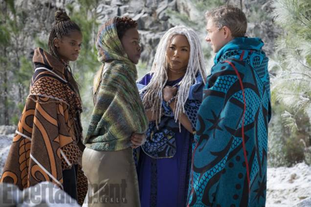 Shuri (Letitia Wright), irmã do Pantera Negra, acompanha Nakia (Nyong'o) e Ramonda (Angela Bassett) durante uma missão por área hostil de Wakanda. Junto a elas está o agente da CIA Everett K. Ross (Martin Freeman), um dos poucos estrangeiros bem-vindos na nação Shuri (Letitia Wright), irmã do Pantera Negra, acompanha Nakia (Nyong'o) e Ramonda (Angela Bassett) durante uma missão por área hostil de Wakanda. Junto a elas está o agente da CIA Everett K. Ross (Martin Freeman), um dos poucos estrangeiros bem-vindos na nação