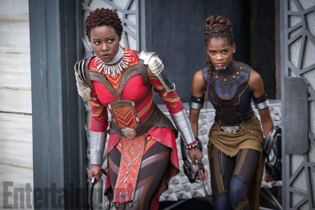Nakia (Lupita Nyong'o) e Shuri (Letitia Wright) em missão especial do Dora Milaje Nakia (Lupita Nyong'o) e Shuri (Letitia Wright) em missão especial do Dora Milaje