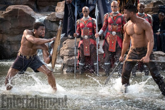 Erik Killmonger (Michael B. Jordan, a esquerda) tentará roubar o trono do rei T'Challa (Chadwick Boseman, a direita) em 'Pantera Negra'