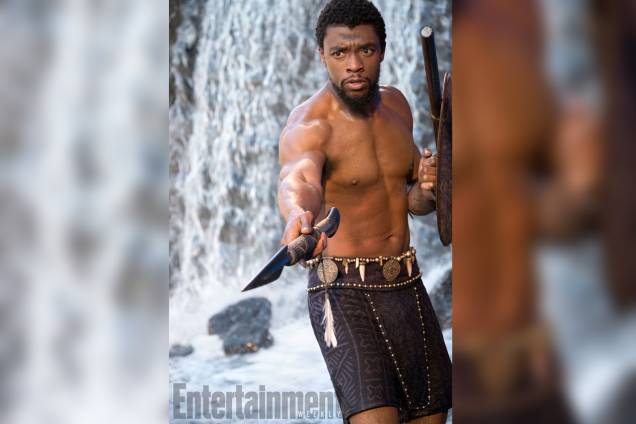 Chadwick Boseman interpreta T'Challa: príncipe de Wakanda durante o dia, e o justiceiro Pantera Negra a noite Chadwick Boseman interpreta T'Challa: príncipe de Wakanda durante o dia, e o justiceiro Pantera Negra a noite