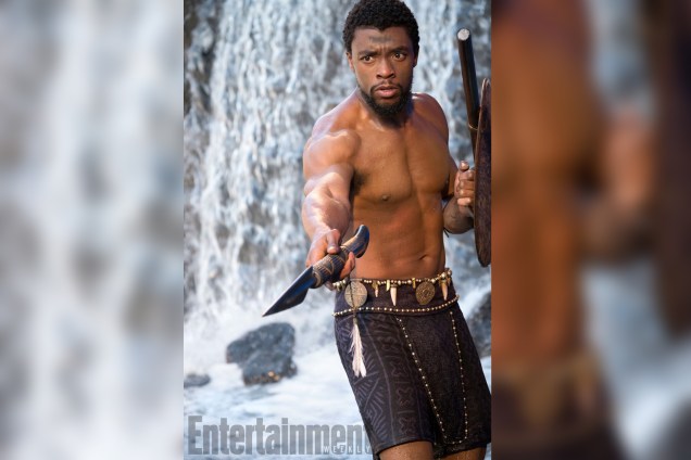 Chadwick Boseman interpreta T'Challa: príncipe de Wakanda durante o dia, e o justiceiro Pantera Negra a noite