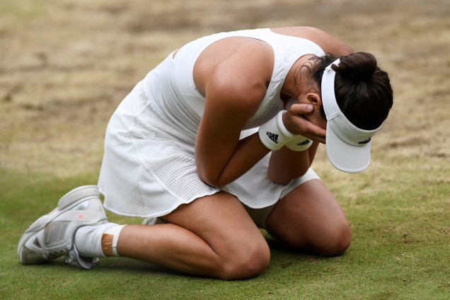 Tenista espanhola Garbine Muguruza comemora vitória na final do torneio de Wimbledon, em Londres - 15/07/2017