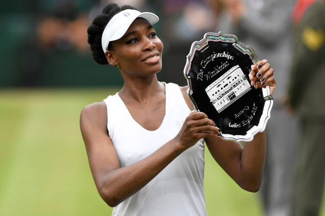 Tenista Venus Williams posa com o troféu de vice-campeã de Wimbledon, após derrota na final para a tenista espanhola Garbine Muguruza, em Londres