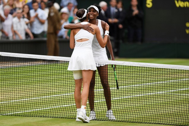 Garbine Muguruza, da Espanha, e Venus Williams, dos Estados Unidos, se cumprimentam após partida final do torneio de tênis de Wimbledon, em Londres