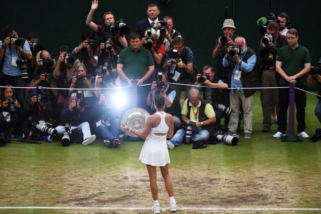 Tenista Garbine Muguruza, da Espanha, posa com o troféu do torneio de Wimbledon, após vencer a americana Venus Williams na final, em Londres Tenista Garbine Muguruza, da Espanha, posa com o troféu do torneio de Wimbledon, após vencer a americana Venus Williams na final, em Londres