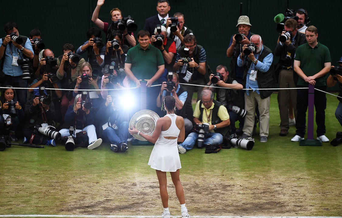 Tenista Garbine Muguruza, da Espanha, posa com o troféu do torneio de Wimbledon, após vencer a americana Venus Williams na final, em Londres