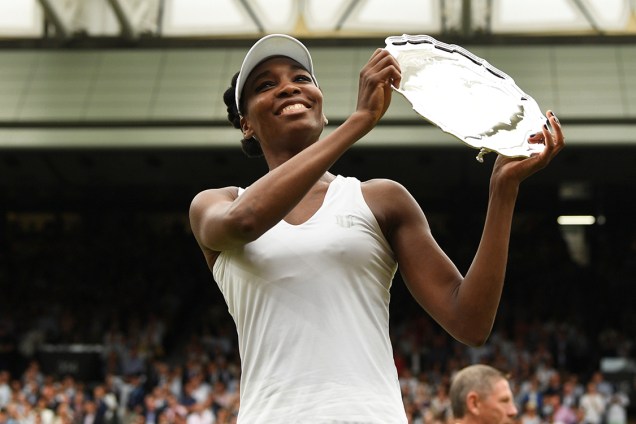 Tenista Venus Williams posa com o troféu de vice-campeã de Wimbledon, após derrota na final para a tenista espanhola Garbine Muguruza, em Londres