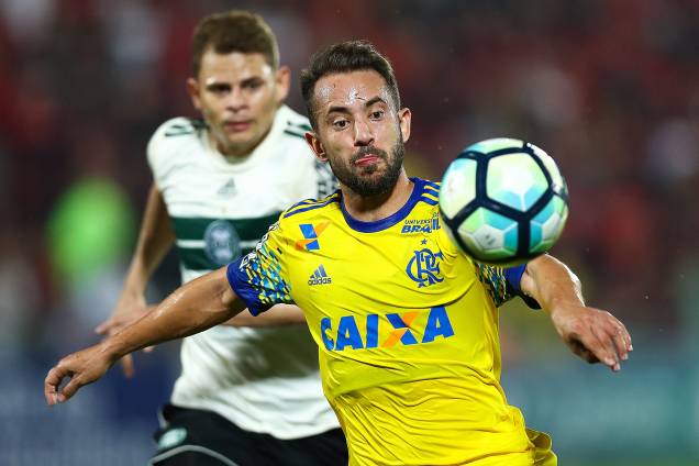Everton Ribeiro do Flamengo durante partida contra o Coritiba em jogo válido pela décima sexta rodada do Campeonato Brasileiro de 2017 no estádio da Ilha do Urubu no Rio de Janeiro - 22/07/2017 Everton Ribeiro do Flamengo durante partida contra o Coritiba em jogo válido pela décima sexta rodada do Campeonato Brasileiro de 2017 no estádio da Ilha do Urubu no Rio de Janeiro - 22/07/2017