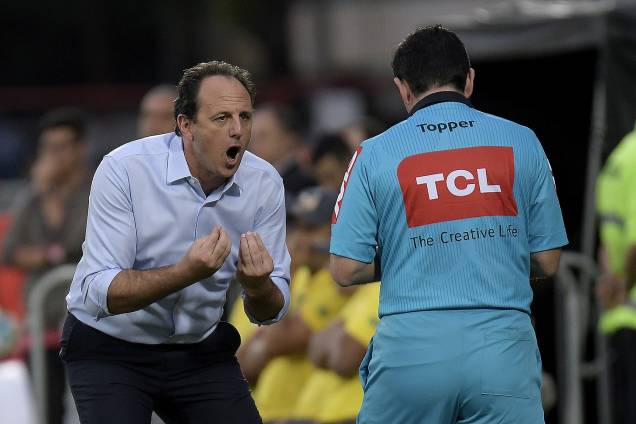 O técnico Rogerio Ceni do São Paulo durante a partida contra o Flamengo RJ, válida pela Série A do Campeonato Brasileiro 2017, no Estádio Luso Brasileiro no Rio de Janeiro (RJ) - 02/07/2017 O técnico Rogerio Ceni do São Paulo durante a partida contra o Flamengo RJ, válida pela Série A do Campeonato Brasileiro 2017, no Estádio Luso Brasileiro no Rio de Janeiro (RJ) - 02/07/2017
