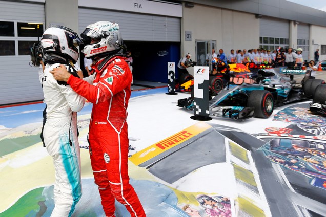 Valtteri Bottas, da Mercedes, cumprimenta Sebastian Vettel, da Ferrari, após vencer o GP da Áustria