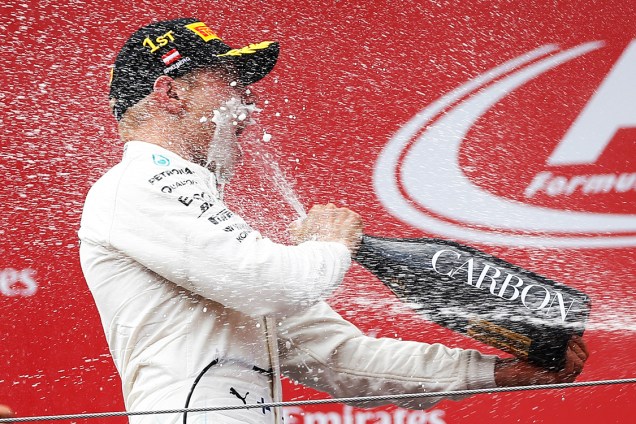 O finlandês Valtteri Bottas, da Mercedes, comemora após vencer o GP da Áustria