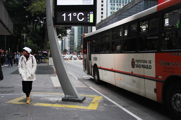 Pedestres se protegem do frio na região central de São Paulo, que registra 11ºC na manhã desta quarta-feira (19)