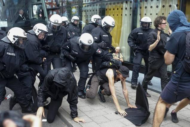Policias alemães expulsam manifestantes que tentaram bloquear uma rua durante a conferência do G20 em Hamburgo.