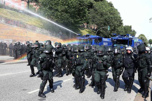 Polícia alemã usa caminhões com jatos de água enquanto avançam para conter os manifestantes contra a conferência do G20, em Hamburgo.