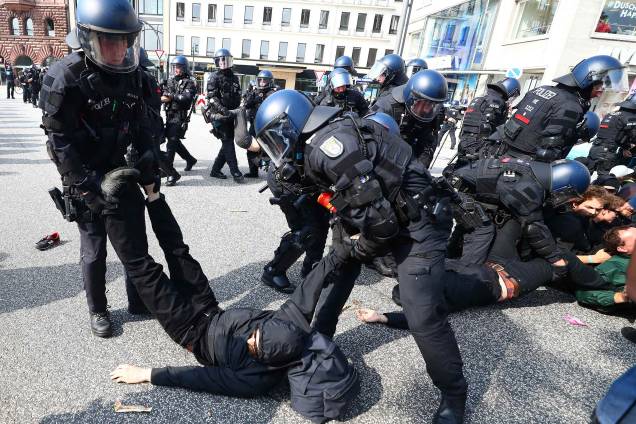 Policias alemães expulsam manifestantes que tentaram bloquear uma rua durante a conferência do G20 em Hamburgo.