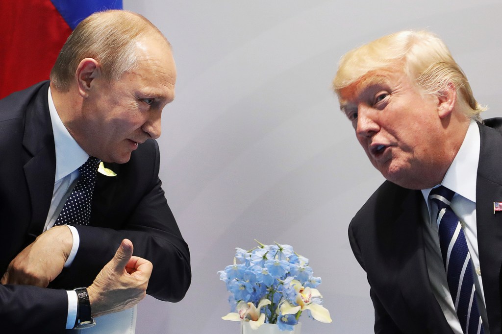 Presidentes Donald Trump, dos Estados Unidos, e Vladimir Putin, da Rússia, se encontram durante conferência do G20 em Hamburgo, na Alemanha - 07/07/2017