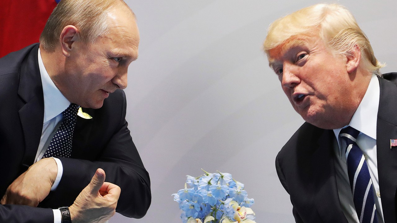 Presidentes Donald Trump, dos Estados Unidos, e Vladimir Putin, da Rússia, se encontram durante conferência do G20 em Hamburgo, na Alemanha - 07/07/2017