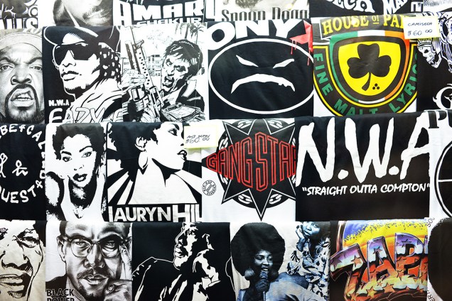 Loja de camiseta com estampas de bandas na Galeria do Rock, em São Paulo
