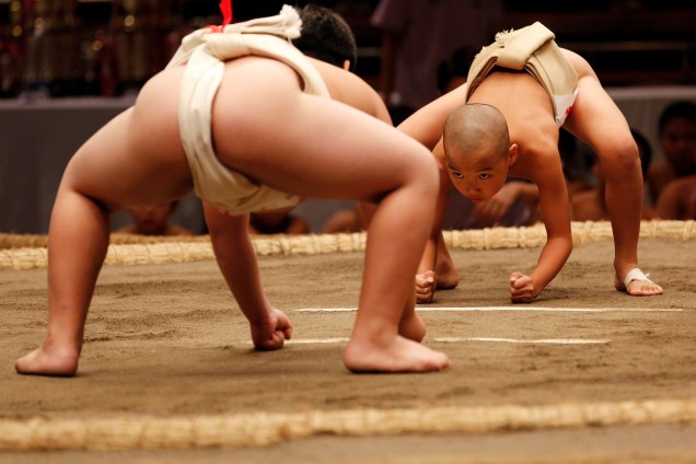 Lutadores mirins de sumô de uma  escola primária competem durante o torneio de Wanpaku em Tóquio, no Japão - 30/07/2017