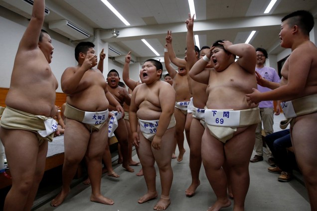Lutadores de sumô mirins reagem enquanto se candidatam para serem entrevistados por um canal de TV após suas lutas no torneio Wanpaku em Tóquio, no Japão - 30/07/2017