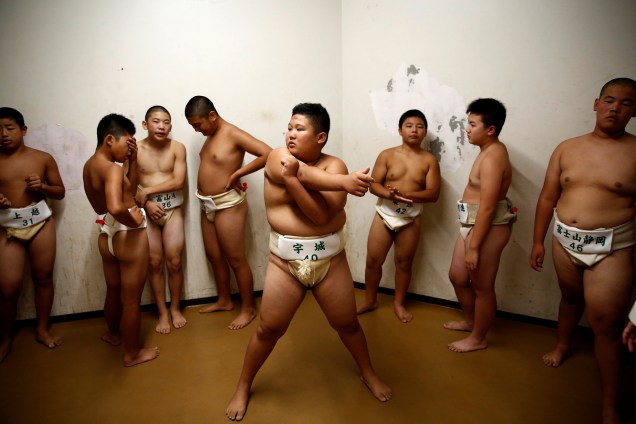 Cerca de 40 mil aspirantes a lutadores de sumô participam de torneios preliminares realizados no início do ano. Na foto, os competidores fazem aquecimento antes das lutas - 30/07/2017