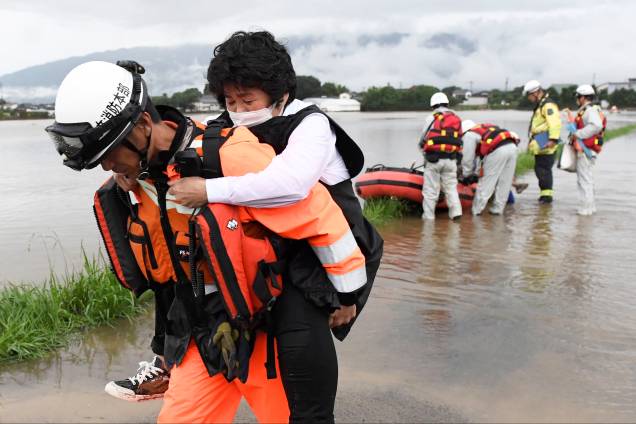 Bombeiros resgatam moradores da cidade de Asakura, após forte chuva na região de Prefeitura de Fukuoka, Japão. Bombeiros resgatam moradores da cidade de Asakura, após forte chuva na região de Prefeitura de Fukuoka, Japão.