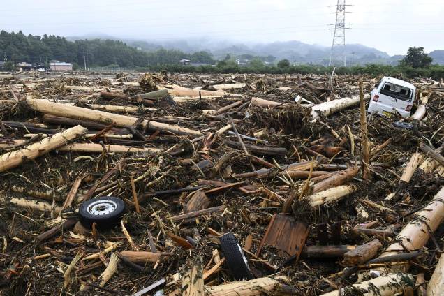 A fotografia feita em Asakura mostra os destroços da tempestade em um canal de água no Japão. A fotografia feita em Asakura mostra os destroços da tempestade em um canal de água no Japão.