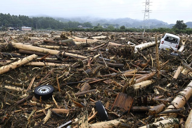 A fotografia feita em Asakura mostra os destroços da tempestade em um canal de água no Japão.
