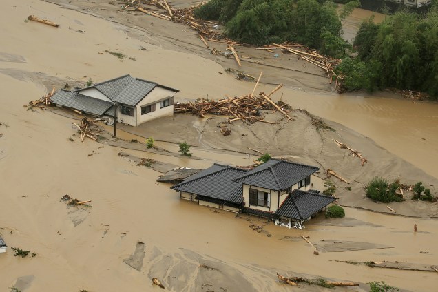 Vista aérea de casas após a inundação causada pela tempestade em Asakura, Prefeitura de Fukuoka no Japão.