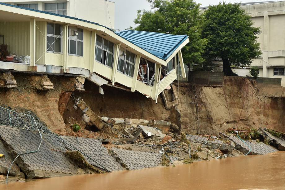 Após a forte chuva que atinge o sudoeste do Japão, o colégio Hiramatsu ficou danificado, em Asakura, Prefeitura de Fukuoka.