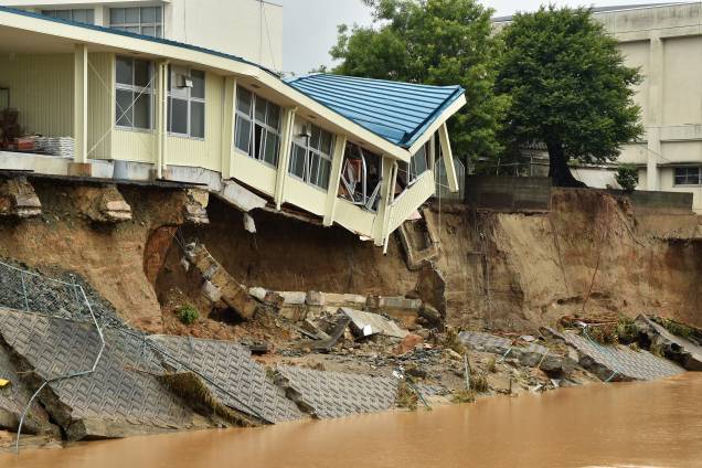 Após a forte chuva que atinge o sudoeste do Japão, o colégio Hiramatsu ficou danificado, em Asakura, Prefeitura de Fukuoka. Após a forte chuva que atinge o sudoeste do Japão, o colégio Hiramatsu ficou danificado, em Asakura, Prefeitura de Fukuoka.