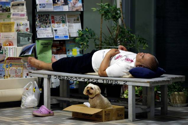 Um residente descansa no Centro de Educação de Asakura que está sendo usado como um centro de evacuação para as pessoas atingidas pela forte chuva no Japão, em Prefeitura de Fukuoka. Um residente descansa no Centro de Educação de Asakura que está sendo usado como um centro de evacuação para as pessoas atingidas pela forte chuva no Japão, em Prefeitura de Fukuoka.