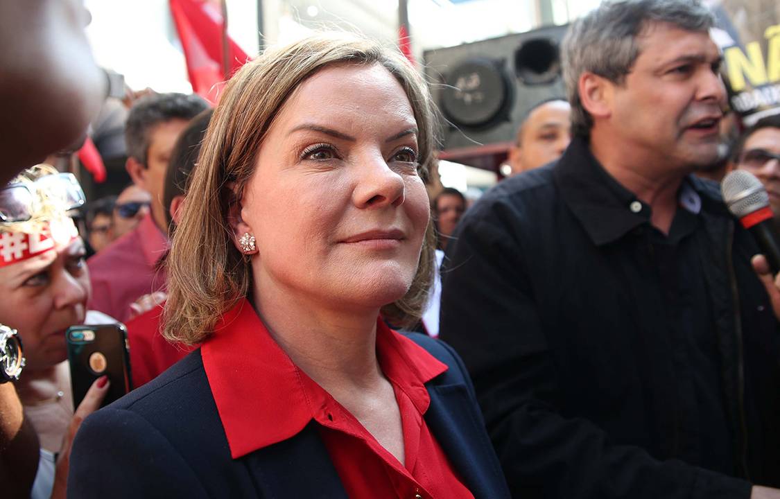 Presidente do PT Nacional, Gleisi Hoffmann, participa de ato em apoio ao ex-presidente Lula em frente à sede do PT, em São Paulo