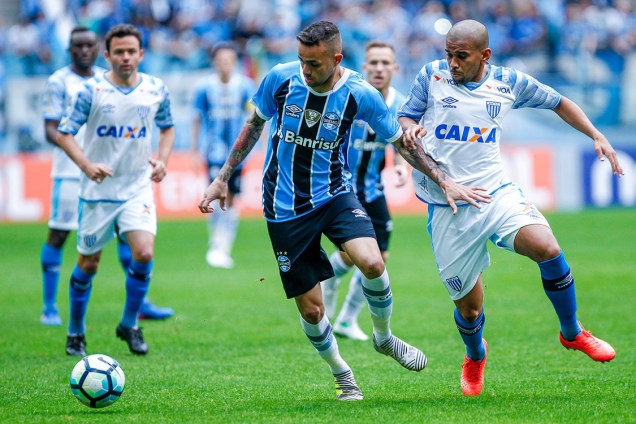 Disputa de bola na partida entre Grêmio e Avaí, pelo Campeonato Brasileiro, em Porto Alegre