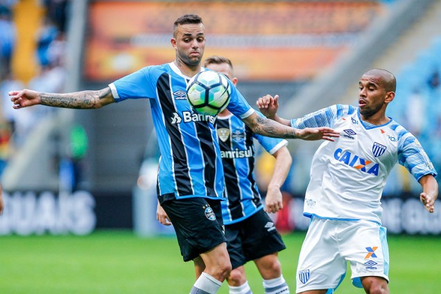 Disputa de bola na partida entre Grêmio e Avaí, pelo Campeonato Brasileiro, em Porto Alegre
