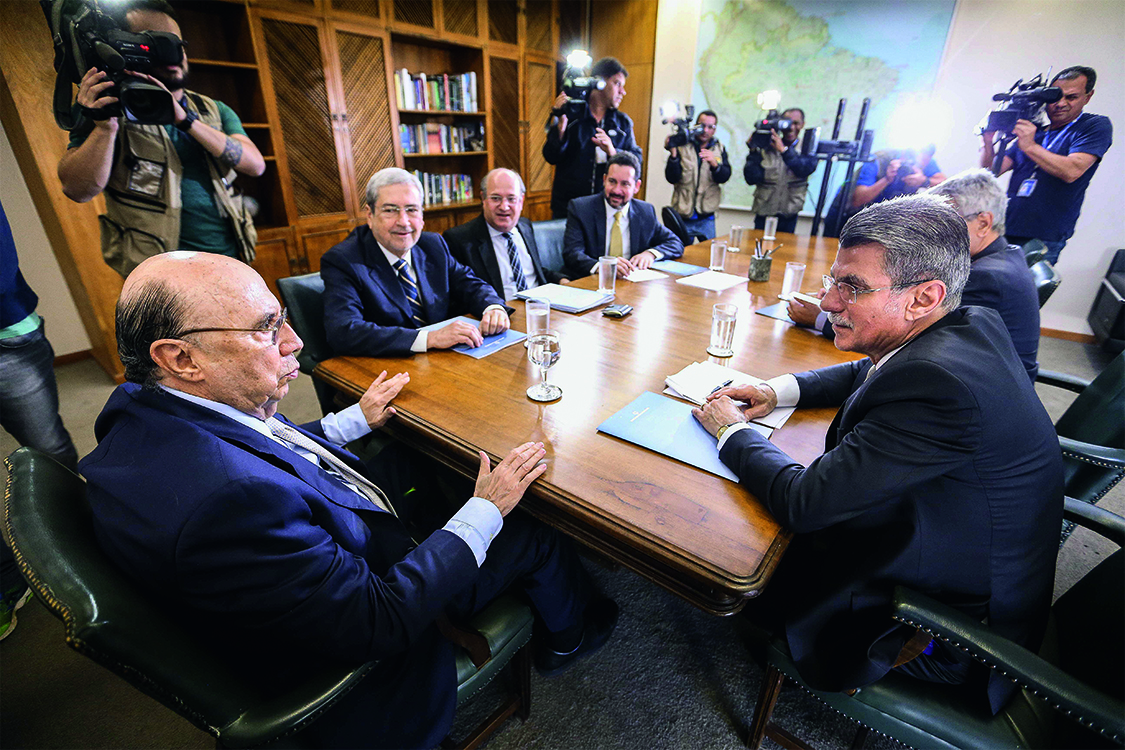 ECONOMIA E POL&Iacute;TICA &ndash; Meirelles em reuni&atilde;o com Juc&aacute;, l&iacute;der no Senado, e ministros: o cobertor &eacute; curto