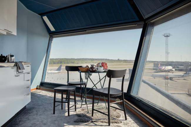 torre de controle é transformada em apartamento na Suécia
