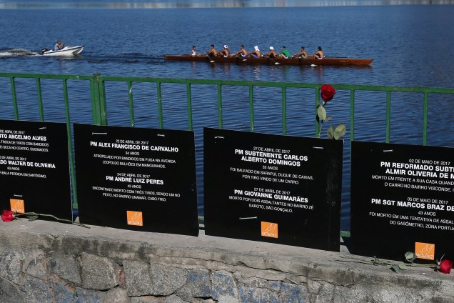 Remadores são fotografados na Lagoa Rodrigo de Freitas, no Rio de Janeiro, que teve em sua orla uma homenagem aos 91 policiais militares mortos este ano - 25/07/2017