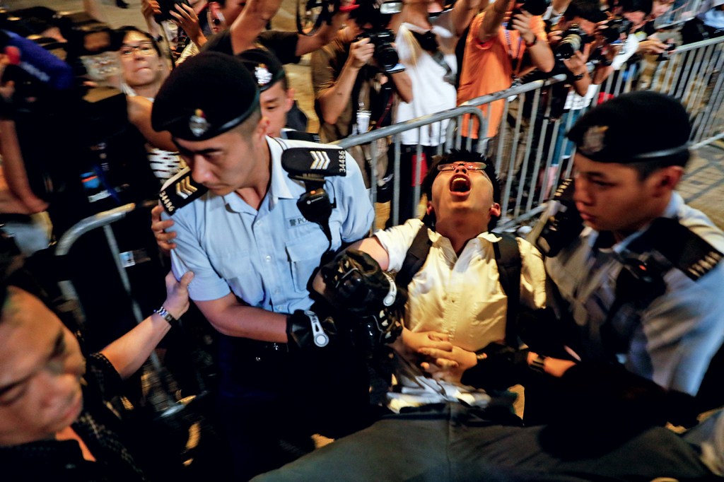 RESISTÊNCIA - Wong no momento de sua prisão, na semana passada, durante protesto em Hong Kong