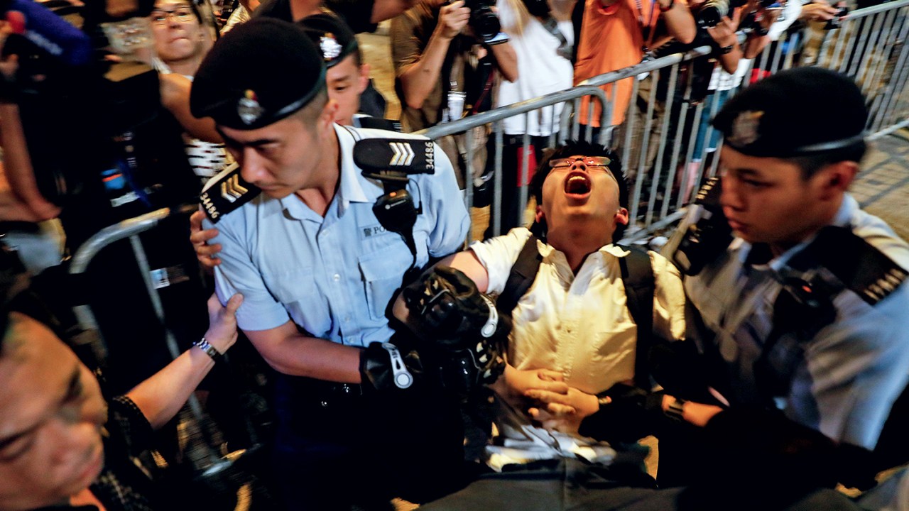 RESISTÊNCIA - Wong no momento de sua prisão, na semana passada, durante protesto em Hong Kong