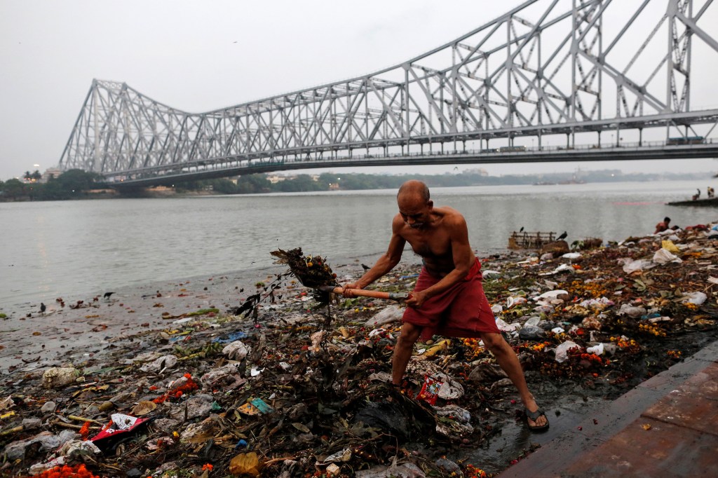 A morte do rio sagrado Ganges