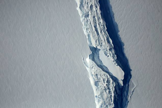 O bloco de gelo pesa um trilhão de toneladas e pode viajar pelas correntes marinhas a qualquer parte do globo