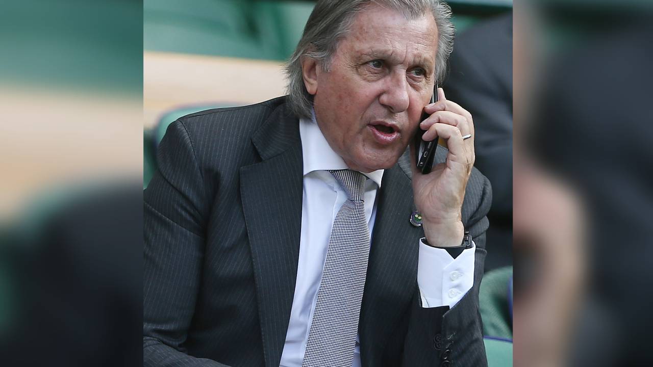 O ex-jogador de tenis romeno Ilie Nastase é visto no tribunal central no décimo dia do Campeonato de Wimbledon de 2016