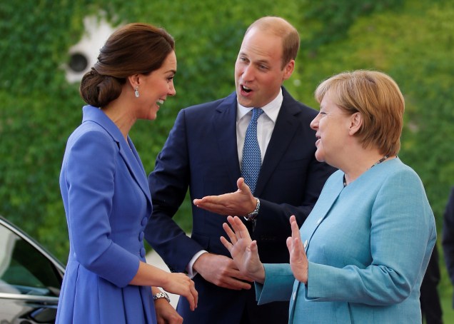 A chanceler alemã, Angela Merkel, recebe o príncipe William e sua mulher, Kate Middleton, na Chancelaria em Berlim - 19/07/2017