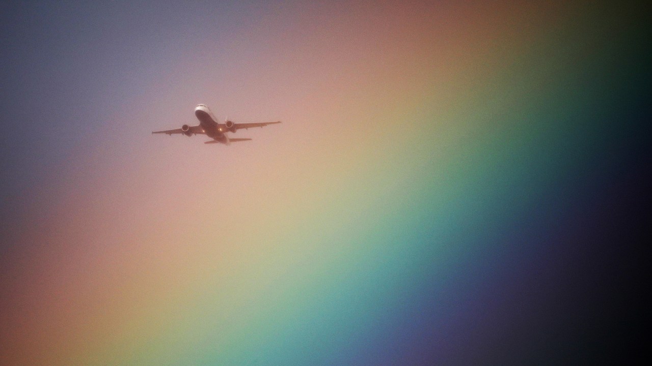 Imagens do dia - Avião e arco-íris em Londres