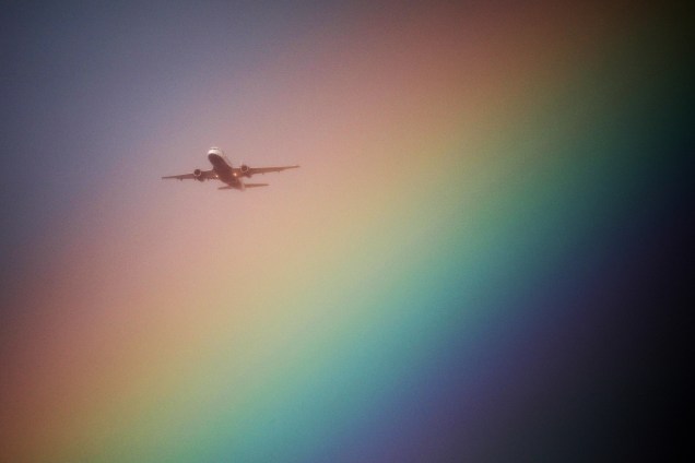 Avião voa perto de um arco-íris no caminho para o Aeroporto de Heathrow em Londres, na Inglaterra - 23/07/2017