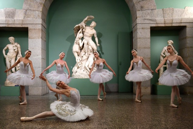 Bailarinos do balé de São Petersburgo realizam um ato da peça do 'Lago dos Cisnes' no Museu de Belas Artes de Madri, na Espanha - 10/07/2017